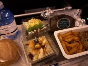 カナダエアの機内食_行き1