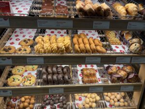 ティムホートンズの陳列棚